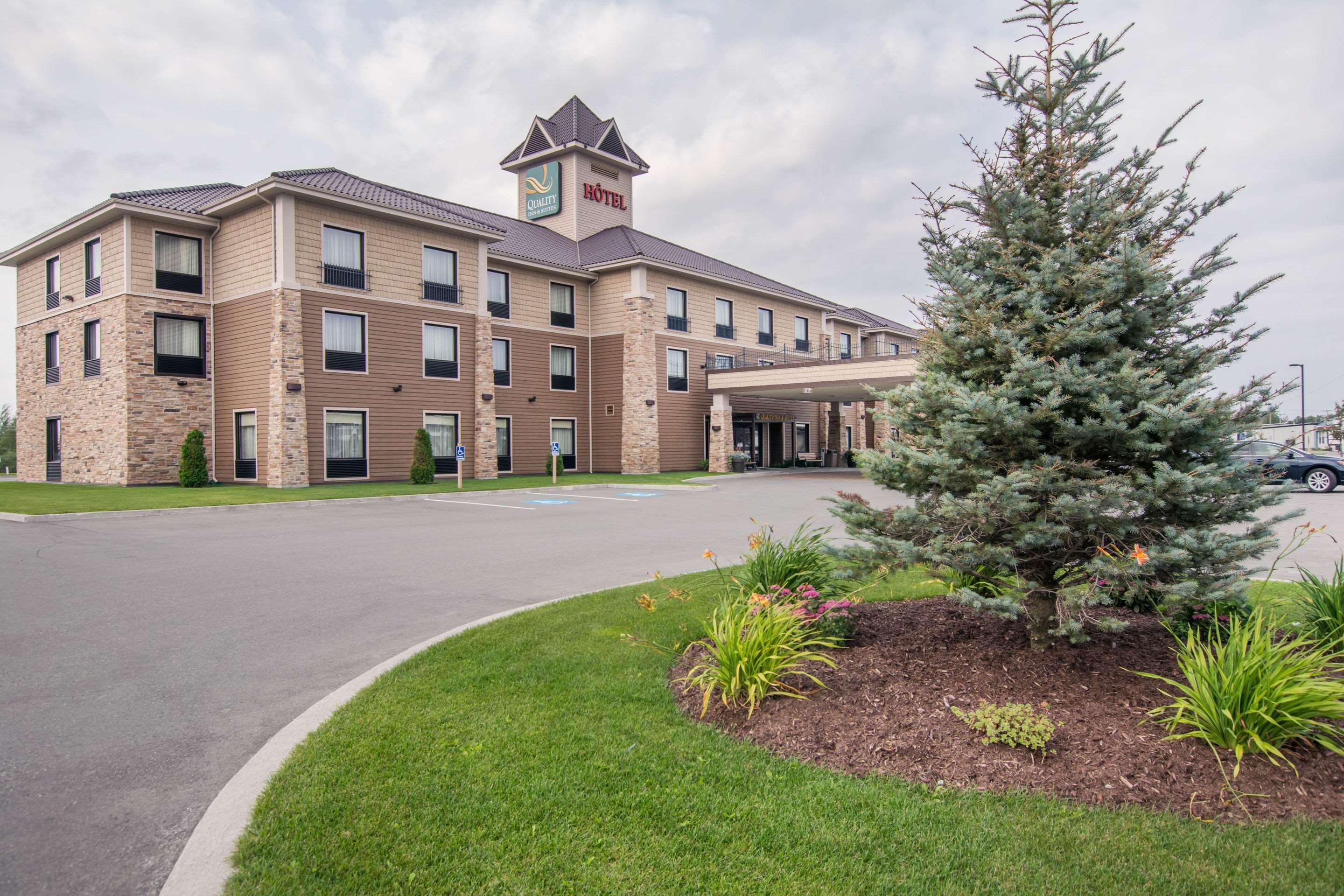 Quality Inn & Suites Val-d'Or Exteriér fotografie