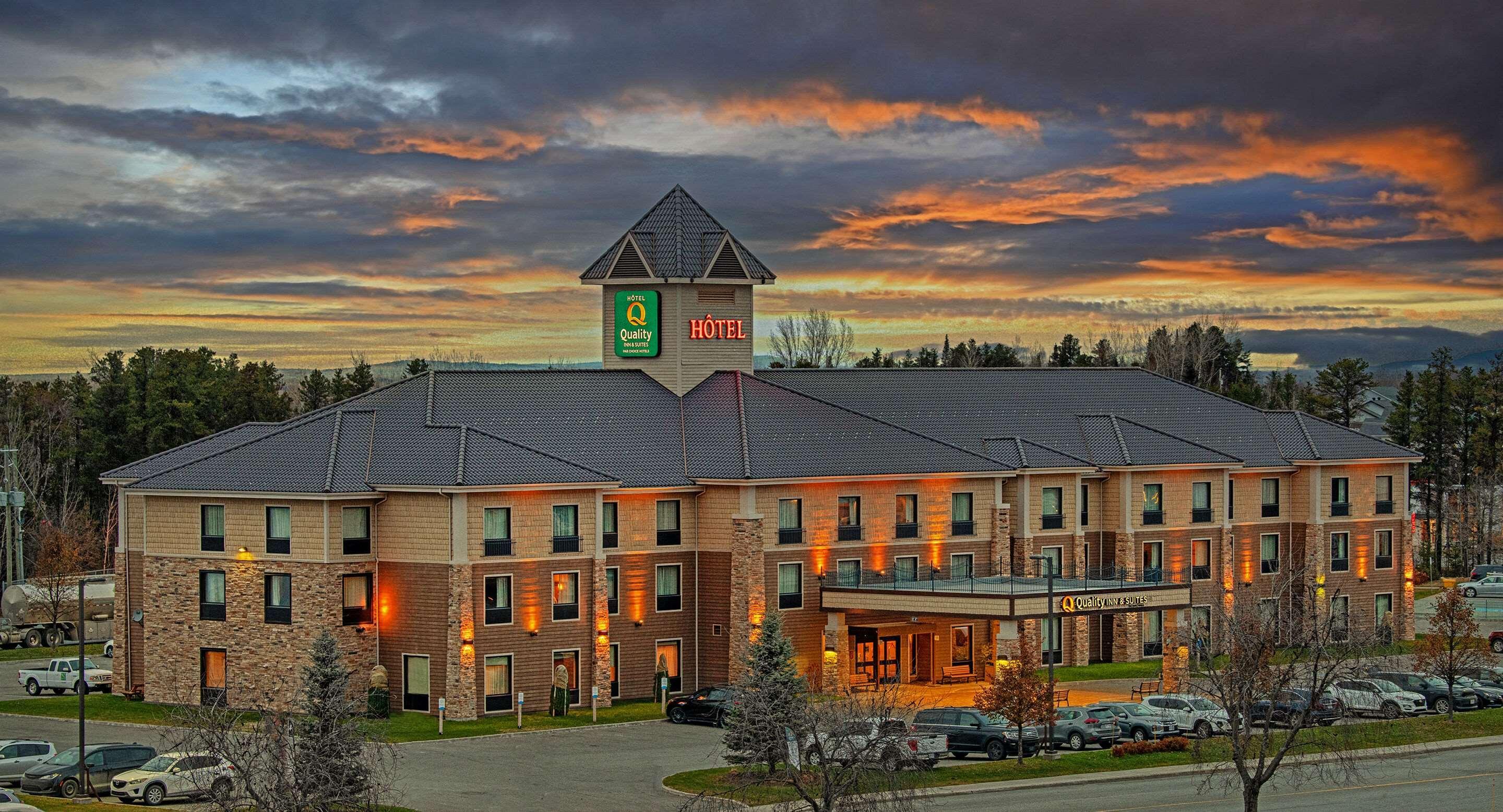 Quality Inn & Suites Val-d'Or Exteriér fotografie